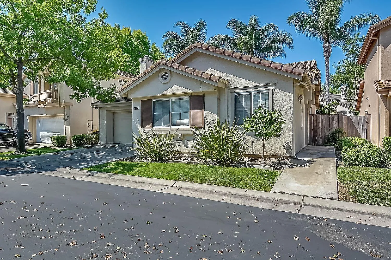 3717 Whispering Creek Cir photo 1