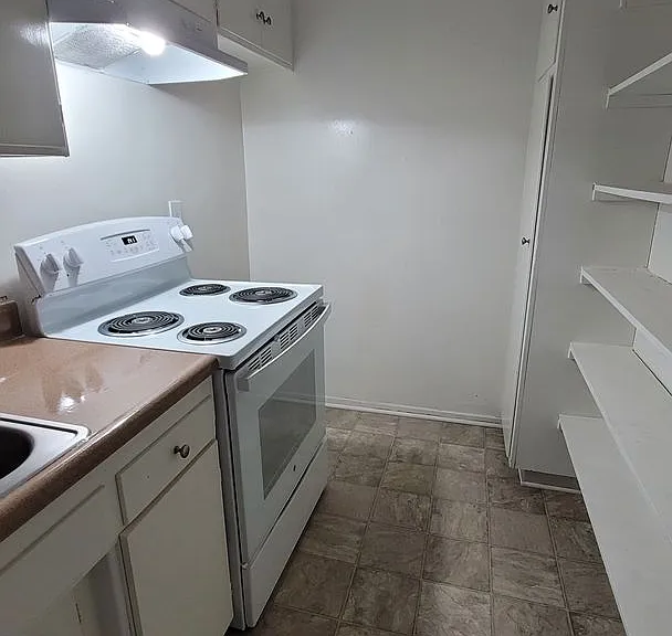 Lido Isle Apartments — Photo 22