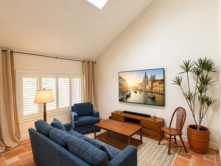 1096 Tulare Dr — Photo 2