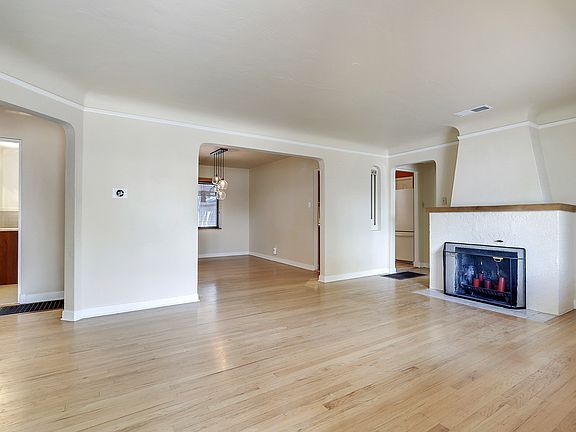 2nd image of 725 Solano Dr NE
