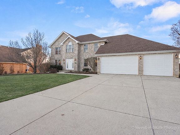 3rd image of 8221 Forestview Dr