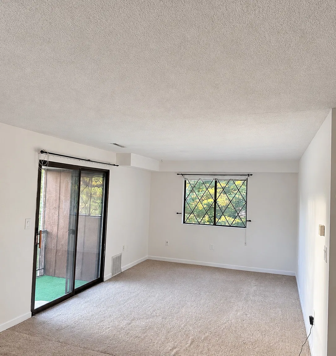 4 Greenbriar Dr — Photo 1
