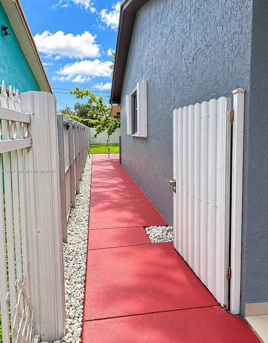 Hialeah Heights — Photo 4