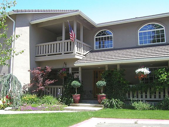 211 Rosewood Ln
