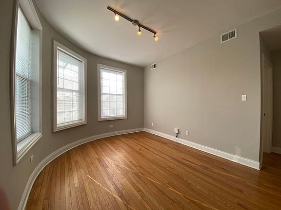 4th image of 4401 N Clark St #77134de5f