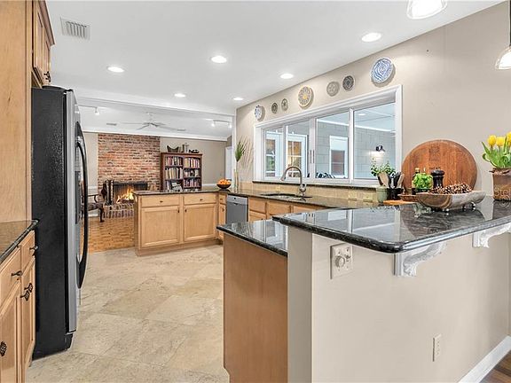 5th image of 104 N Sweetwater Blvd