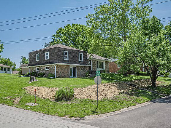 3rd image of 302 Circle Dr