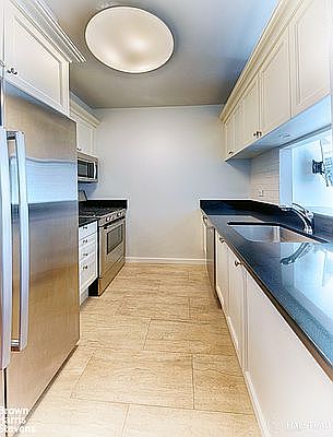 4th image of 150 W 56th St APT 2912