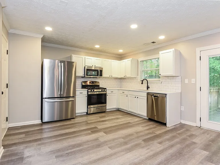 124 Drury Ln — Photo 8