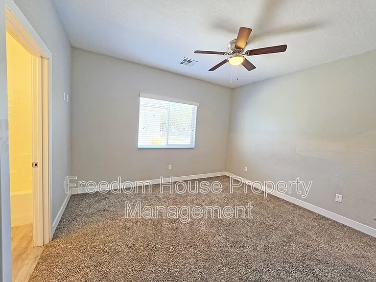 1121 Sixshooter Ave #4 — Photo 20
