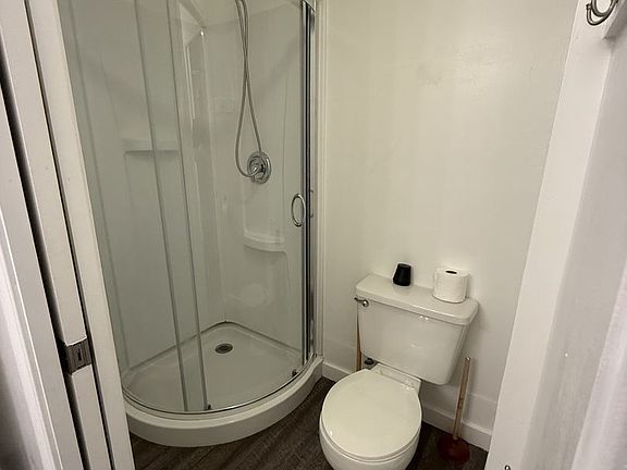 5th image of 422 E Mill Rd Room 1