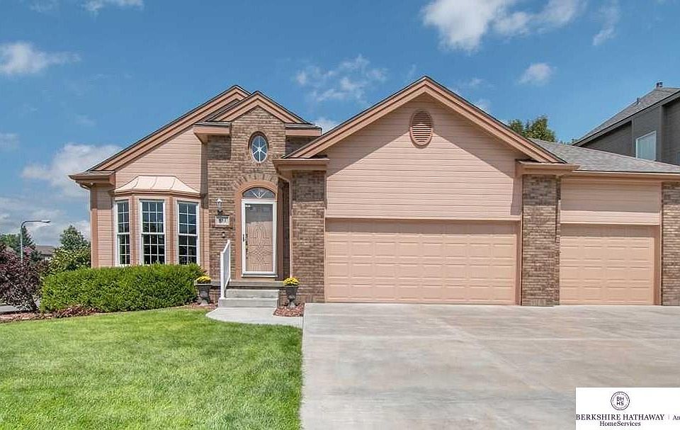 1st image of 551 S 180th Ave