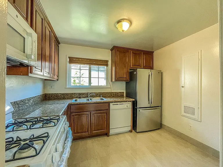 Eastborne Apartments — Photo 5