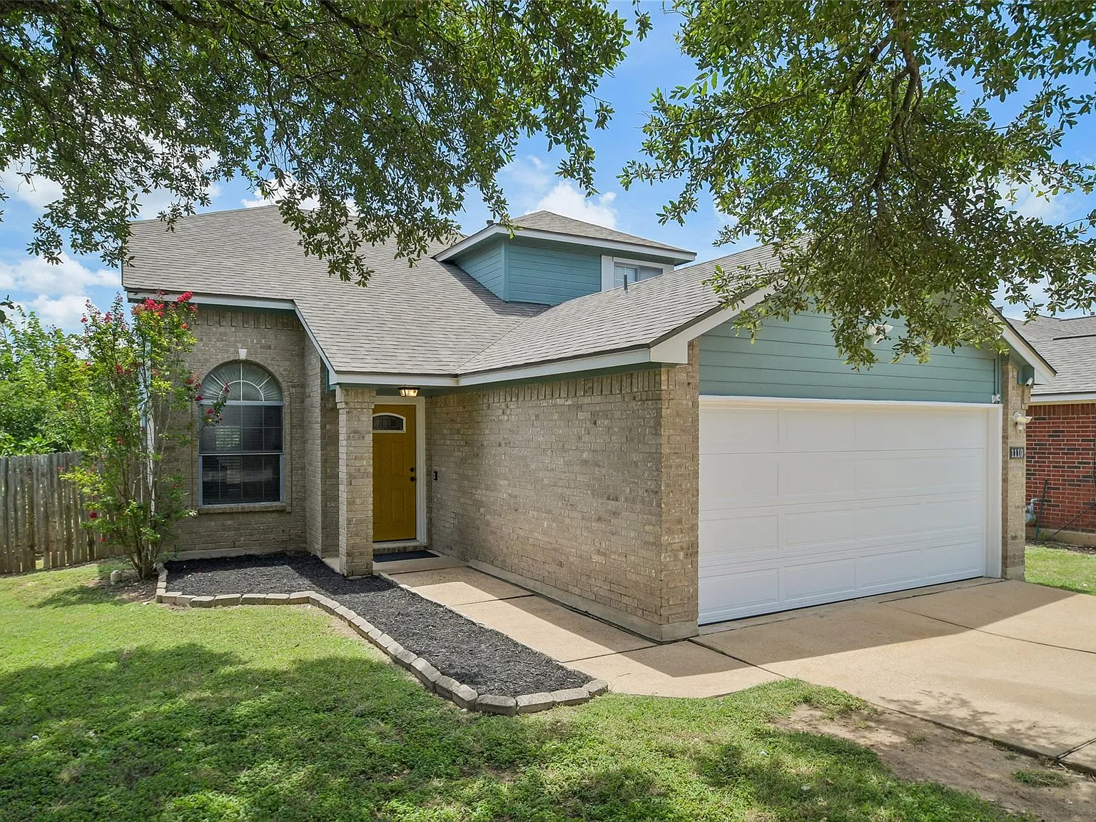 3 bed, 2.5 bath, 1444 sqft, $2,100 — Photo 2