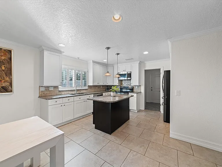 310 Franklyn Ave — Photo 5