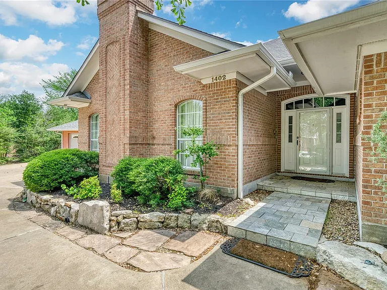 1402 Riverstone Ct — Photo 4