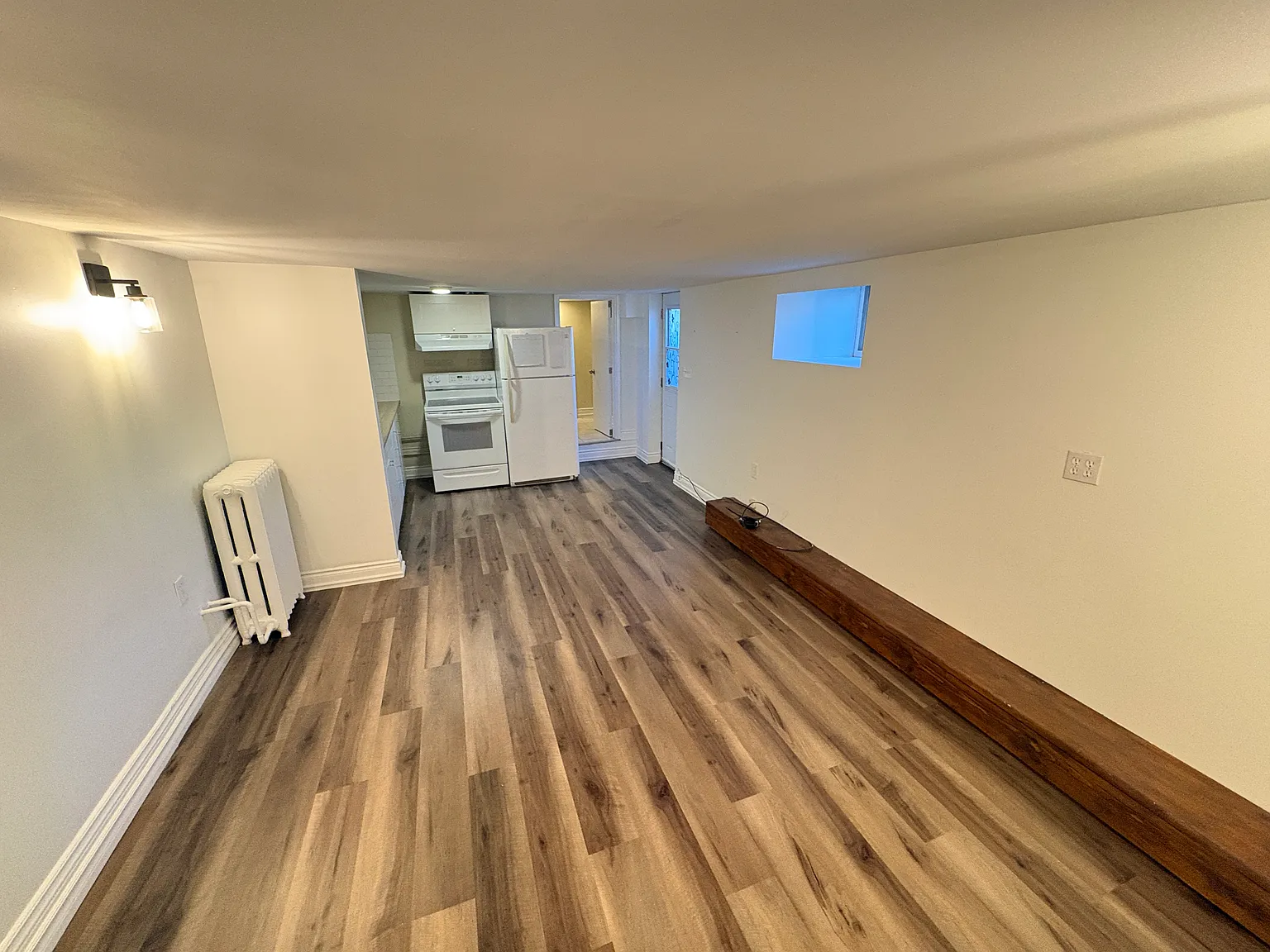 Affordable Spacious 1 Bedroom with 4 piece bath and private laundry — Photo 4