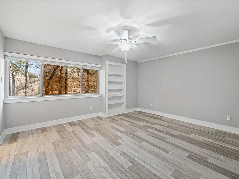 2113 Lake Village Dr — Photo 16