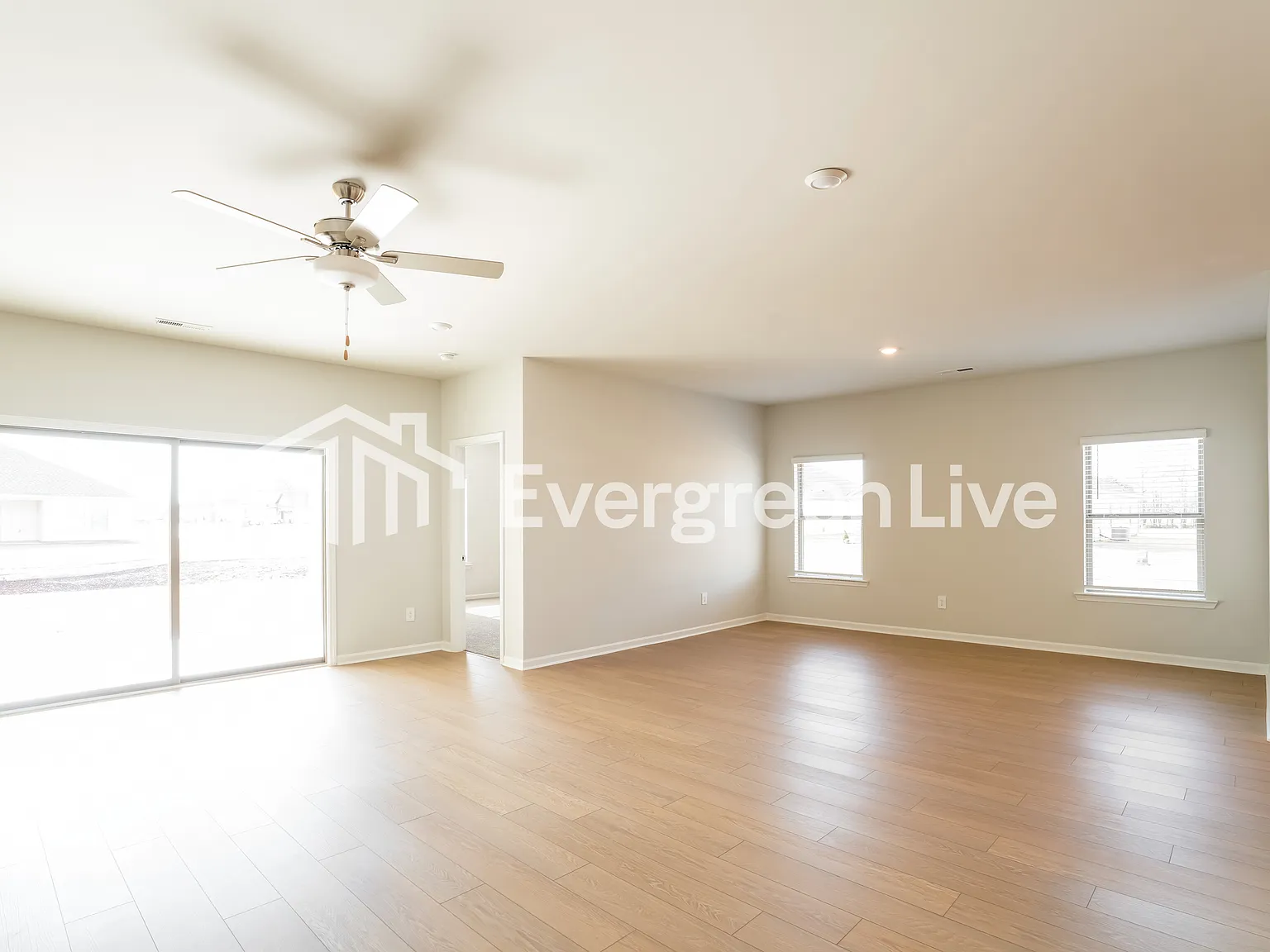 4 bed, 3.0 bath, 2402 sqft, $2,080 — Photo 2