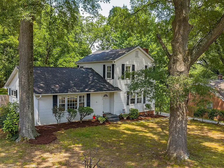 1118 Skyview Rd — Photo 2