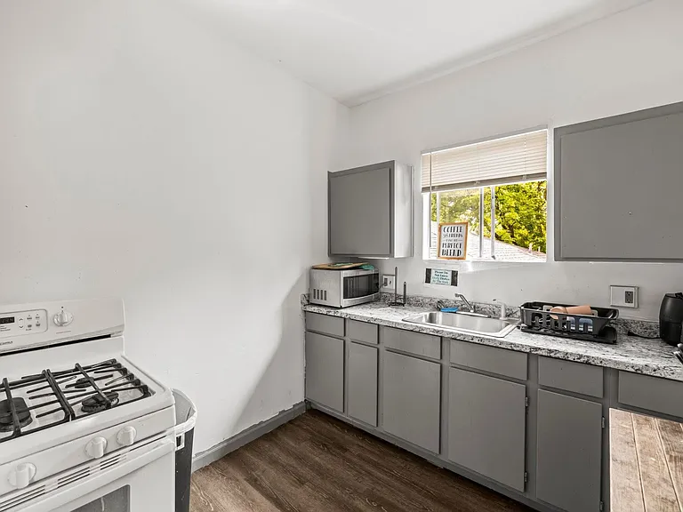 1106 E St #11 — Photo 4