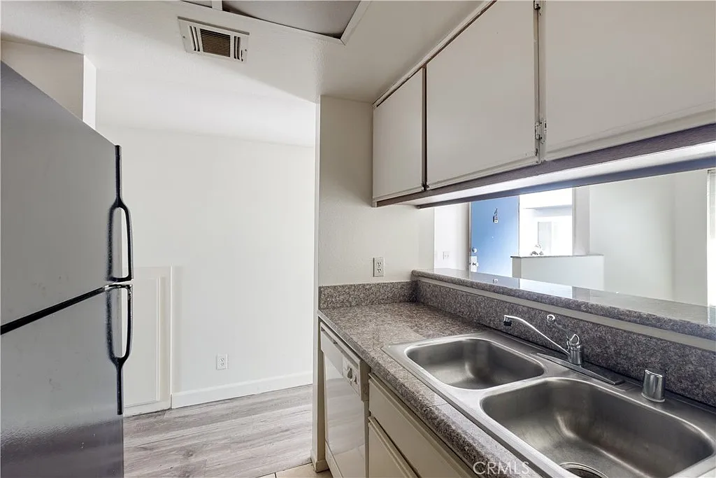 3 bed, 1050 sqft, $3,300 — Photo 3