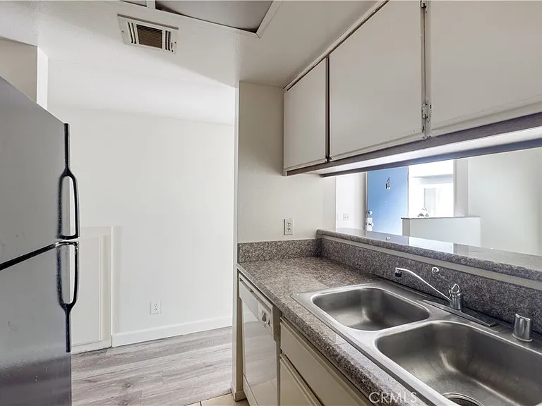 2726 S Menlo Ave — Photo 3