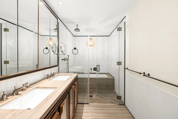 Bathroom 1, photo 1