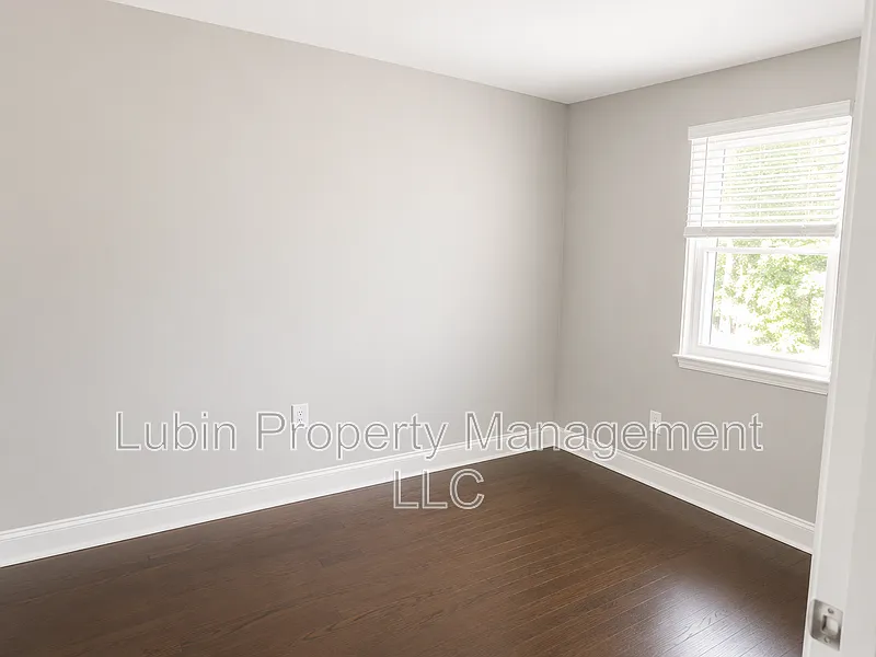 2 bed, 1.0 bath, $629 — Photo 2