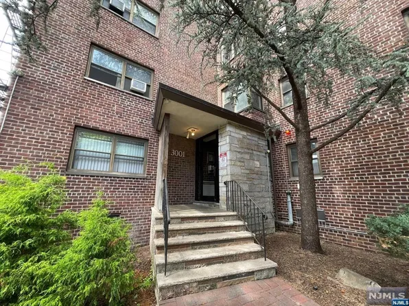 3001 Edwin Ave APT 2G, Fort Lee, NJ 07024
