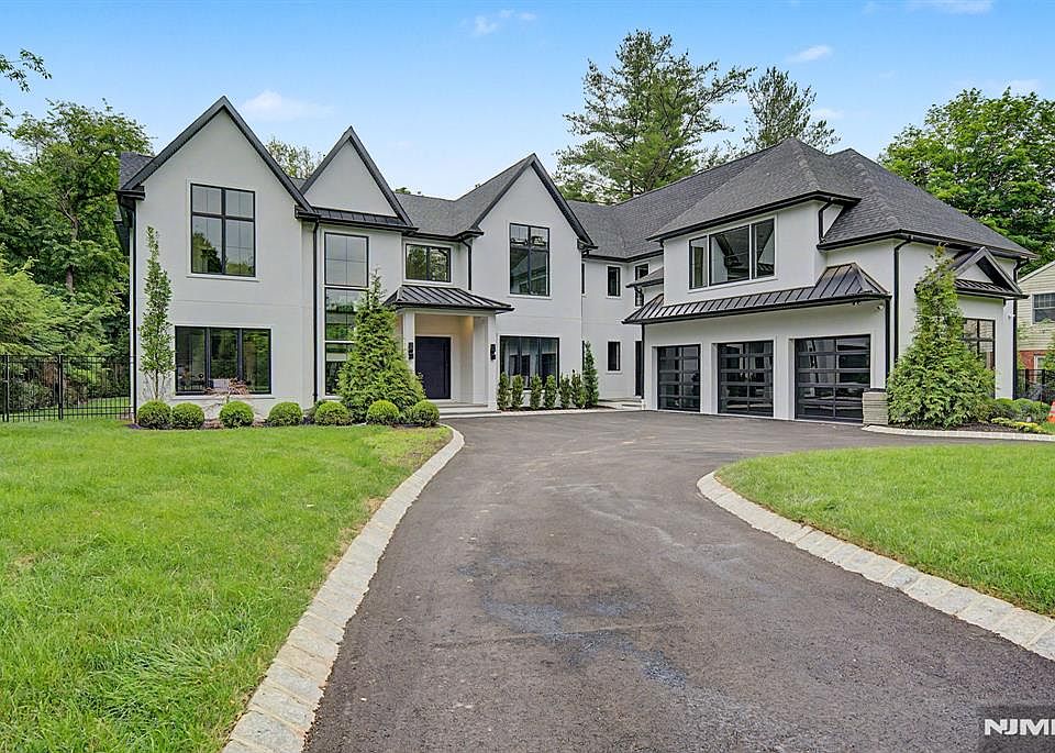 1st image of 592 Piermont Rd