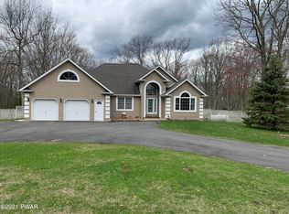 126 Overlook Ln, Lords Valley, PA 18428