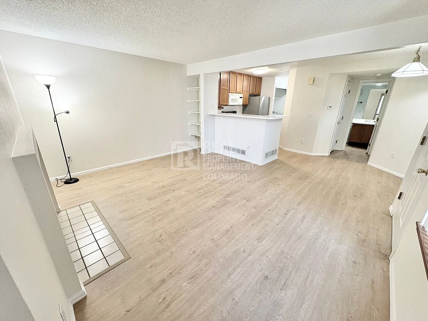 Comfortable 2-Bedroom Condo with Attached Garage in Aurora Hills — Photo 2