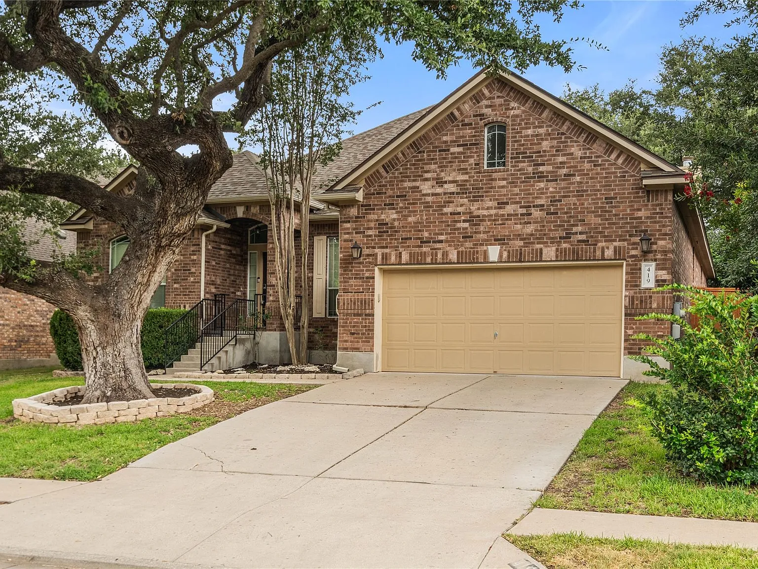 4 bed, 2.5 bath, 2708 sqft, $2,700 — Photo 2