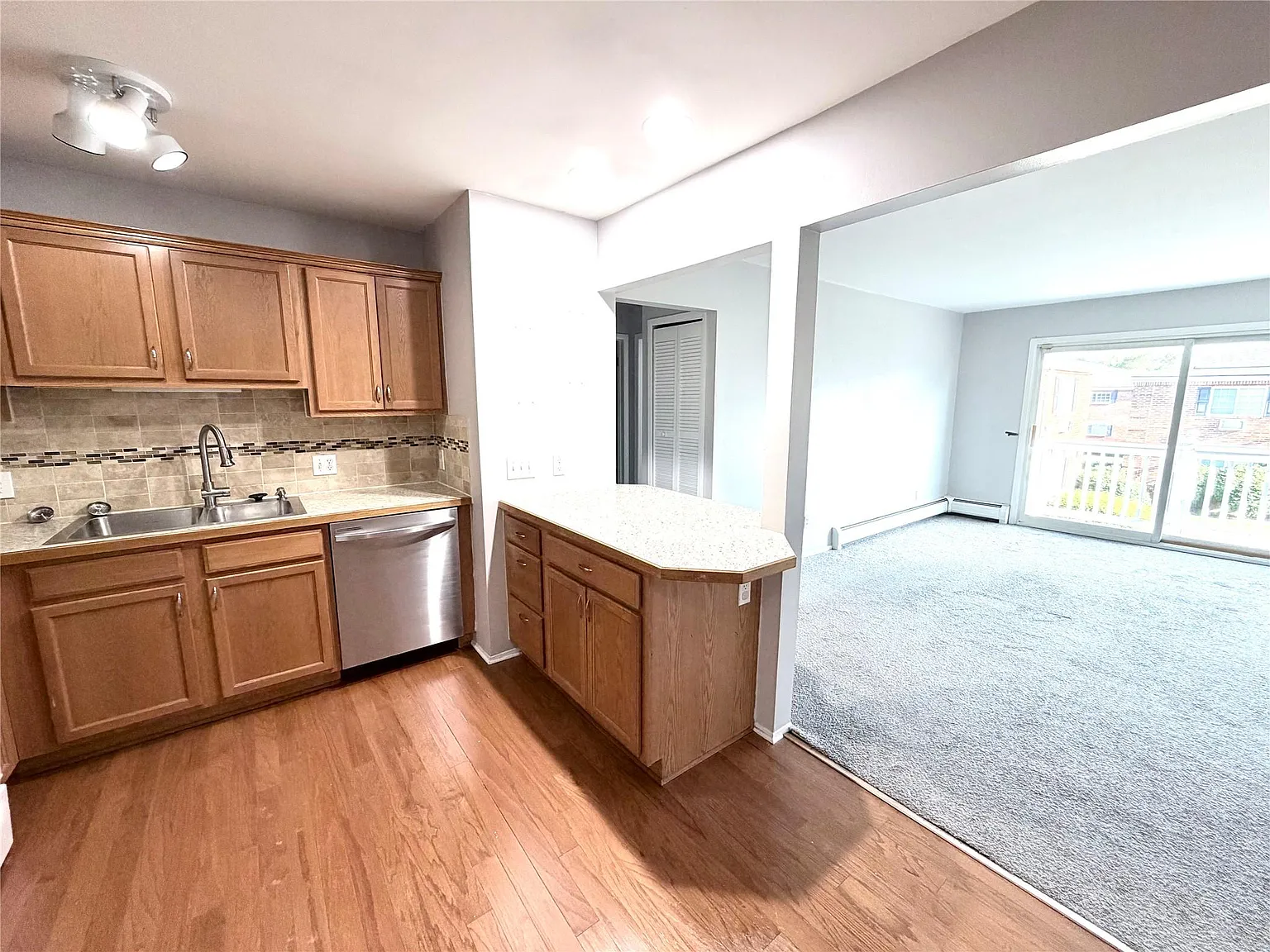 2 bed, 1.0 bath, 807 sqft, $1,550 — Photo 4