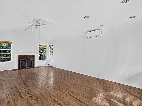 2nd image of 124 Valhalla Rd #4