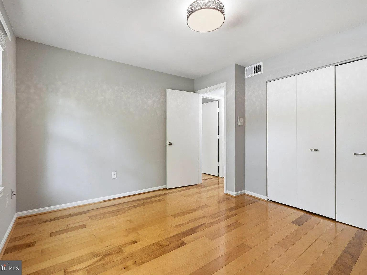 3 bed, 2.0 bath, 922 sqft, $2,150 — Photo 2