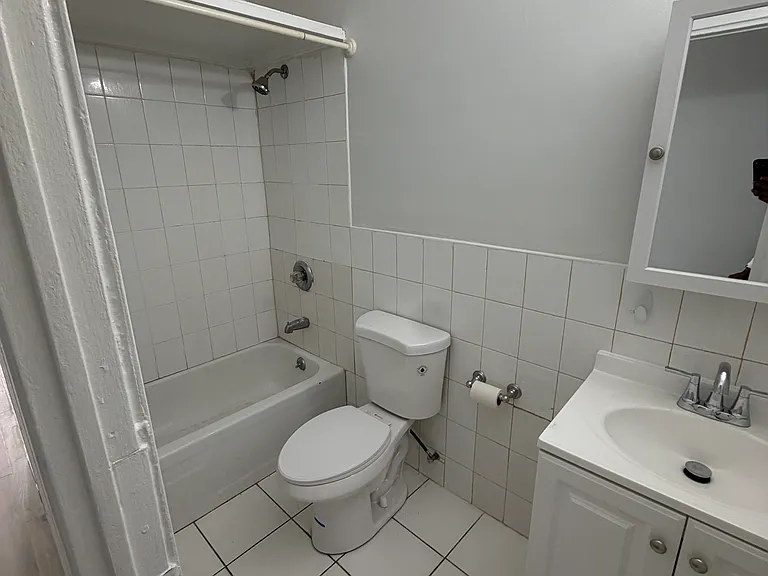 Mermaid Ave — Photo 3