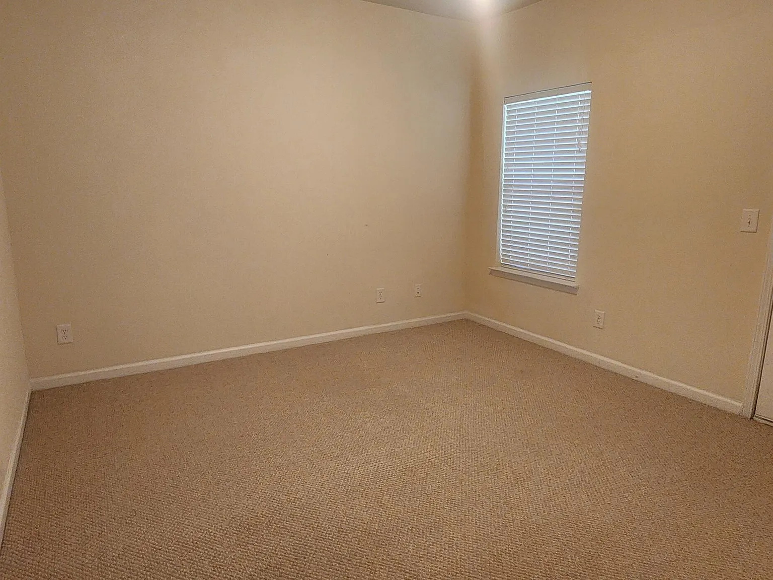 4 bed, 3.5 bath, 1992 sqft, $1,995 — Photo 3