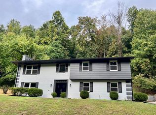 5 Cavalier Dr, Huntington, WV 25701