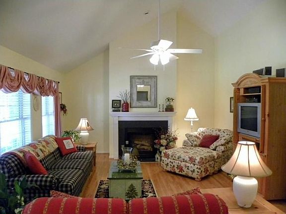 2nd image of 34 Bradford Cir