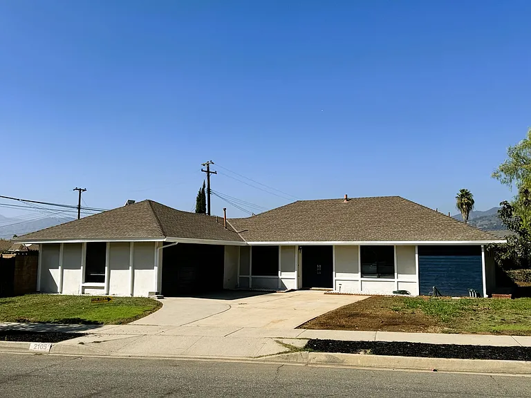 2105 E Petunia St — Photo 1
