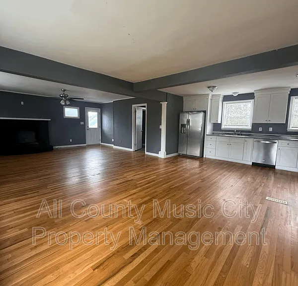 522 Bentley St — Photo 2