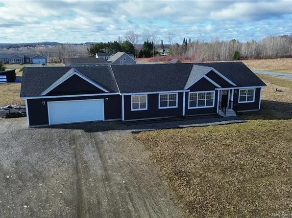 27 Sweeney St, Woodstock, NB E7M 3N8