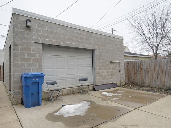 4th image of 3023 N Hamlin Ave #2
