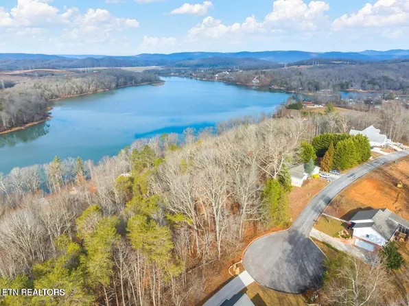 130 Lake View Dr, Harriman, TN 37748