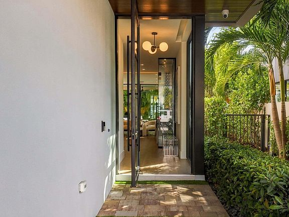 5th image of 140 NE WAVECREST Way