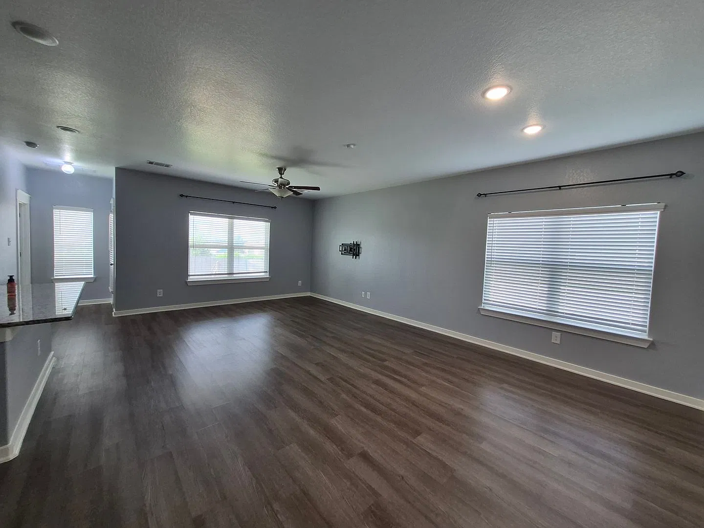 Spacious, well-maintained 5-bedroom, 3 bath home in Paloma — Photo 3