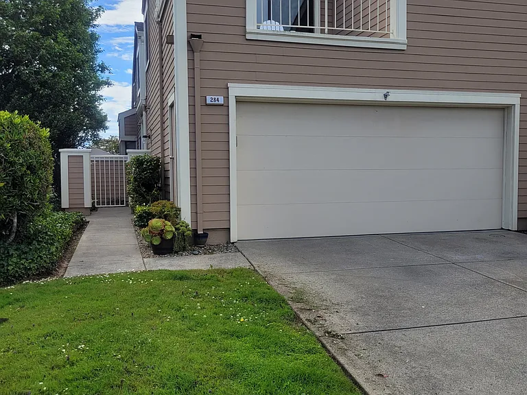 284 Crown Cir — Photo 2