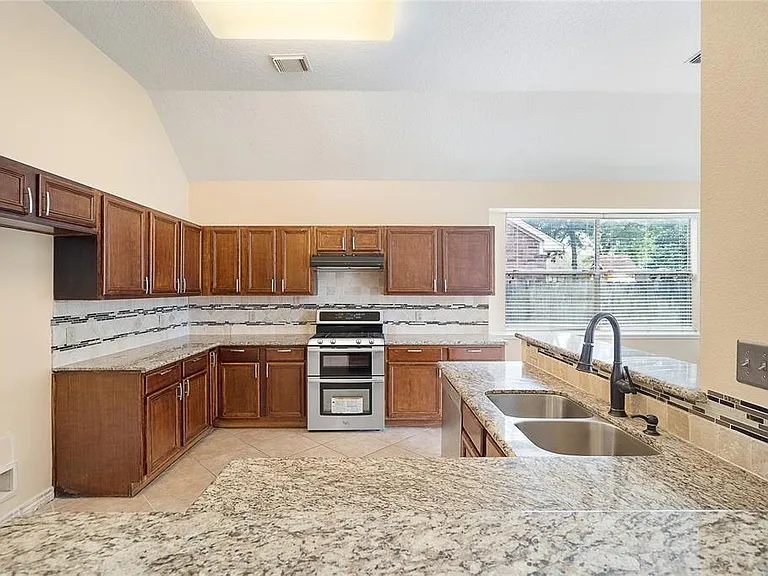 18423 Cobblestone Dr — Photo 5